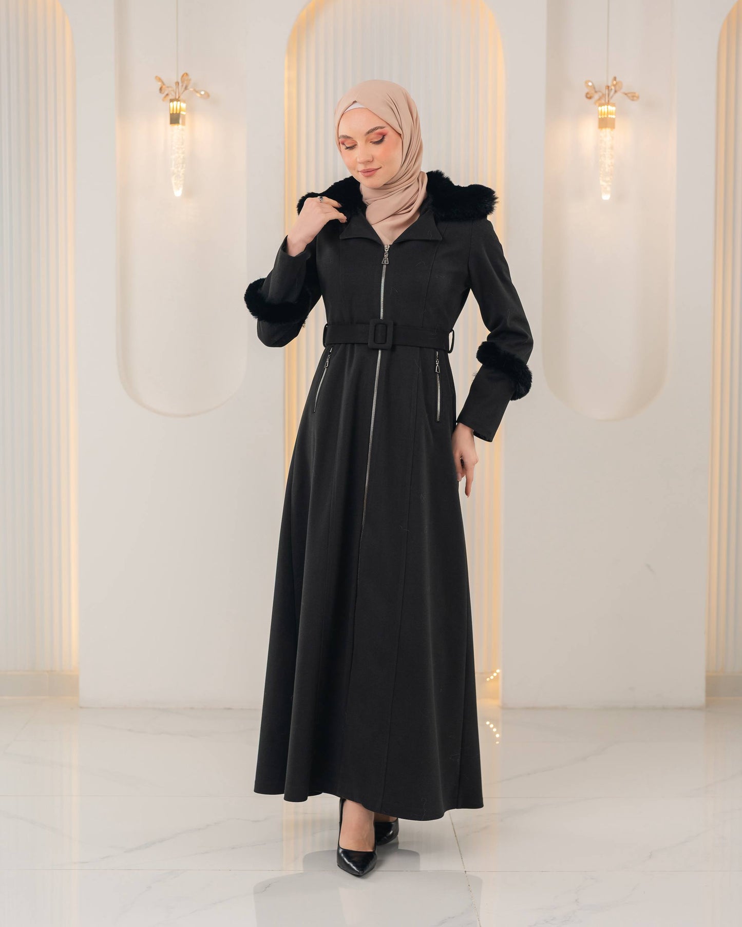 Langer texturierter Mantel mit Pelz 1395 - Schwarz