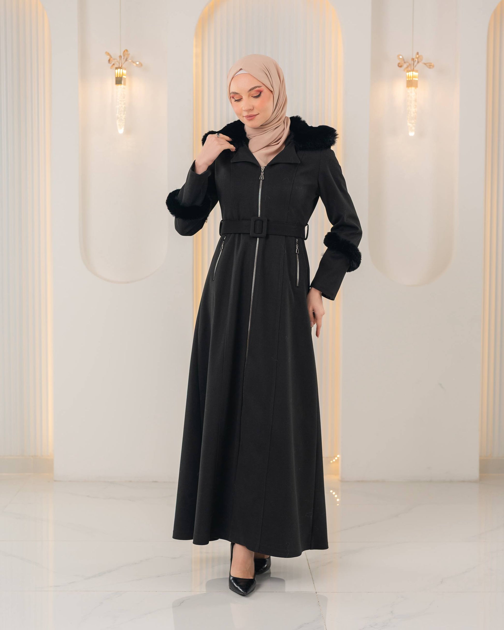 Langer texturierter Mantel mit Pelz 1395 - Schwarz