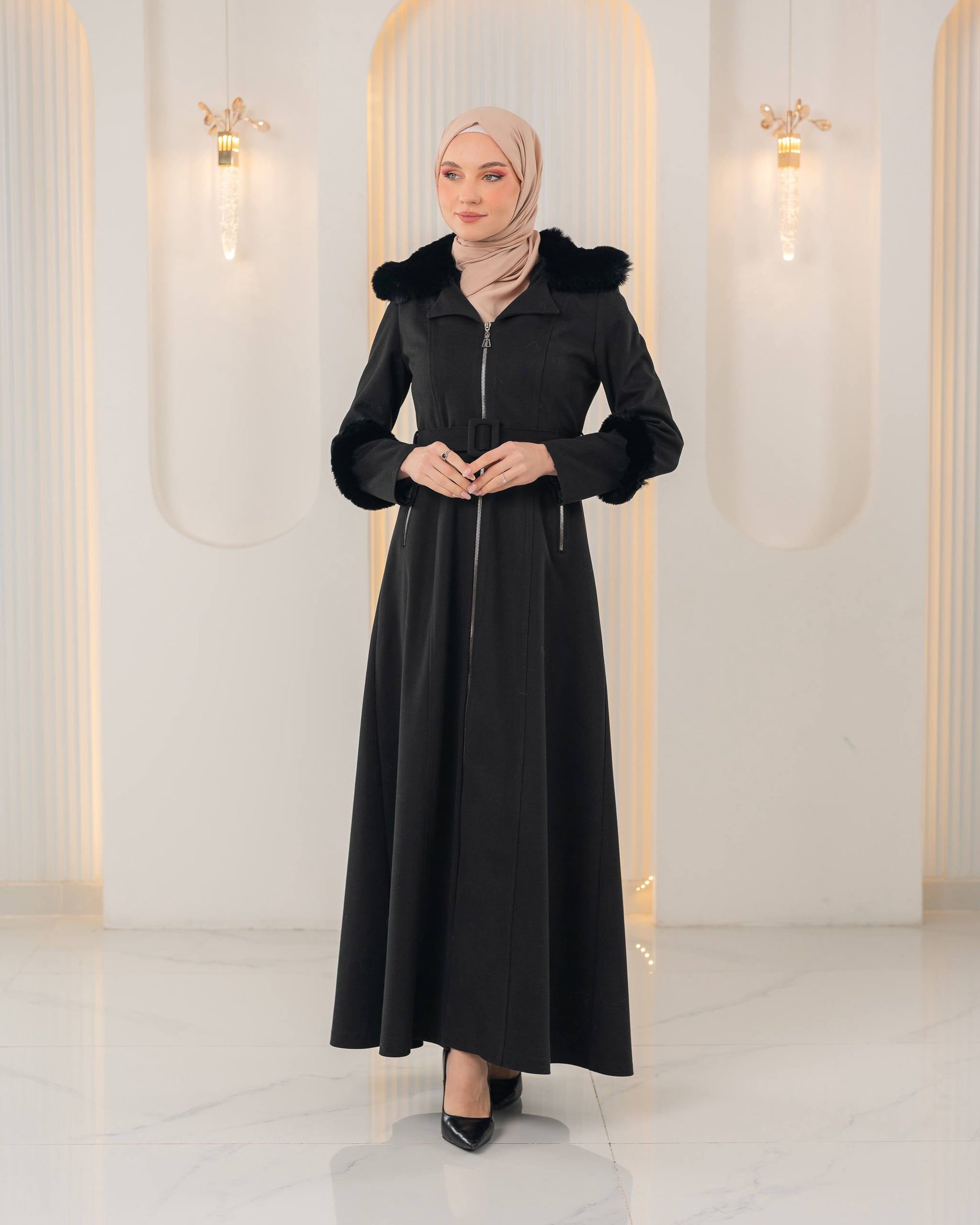 Langer texturierter Mantel mit Pelz 1395 - Schwarz