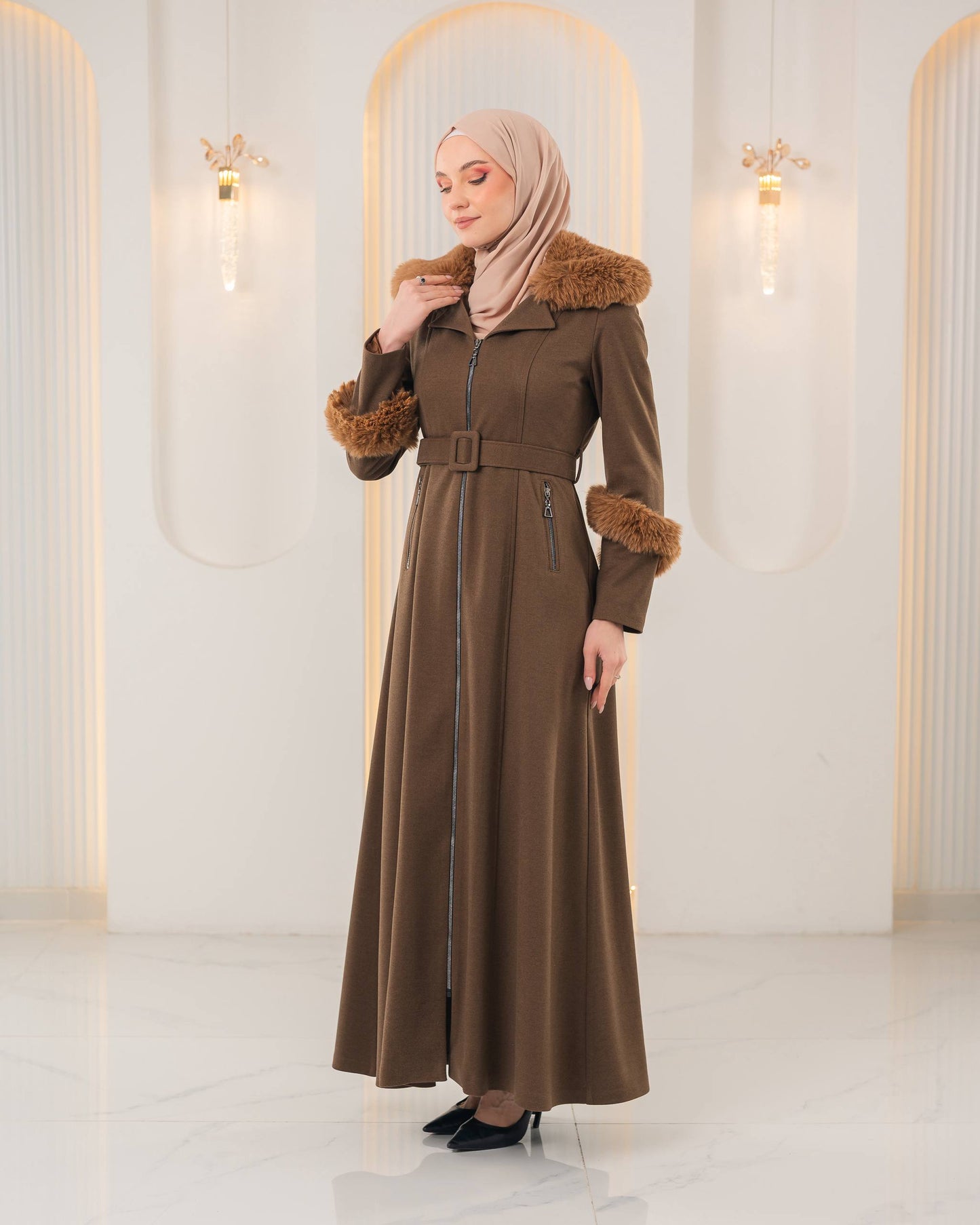 Langer texturierter Mantel mit Pelz 1395 - Braun