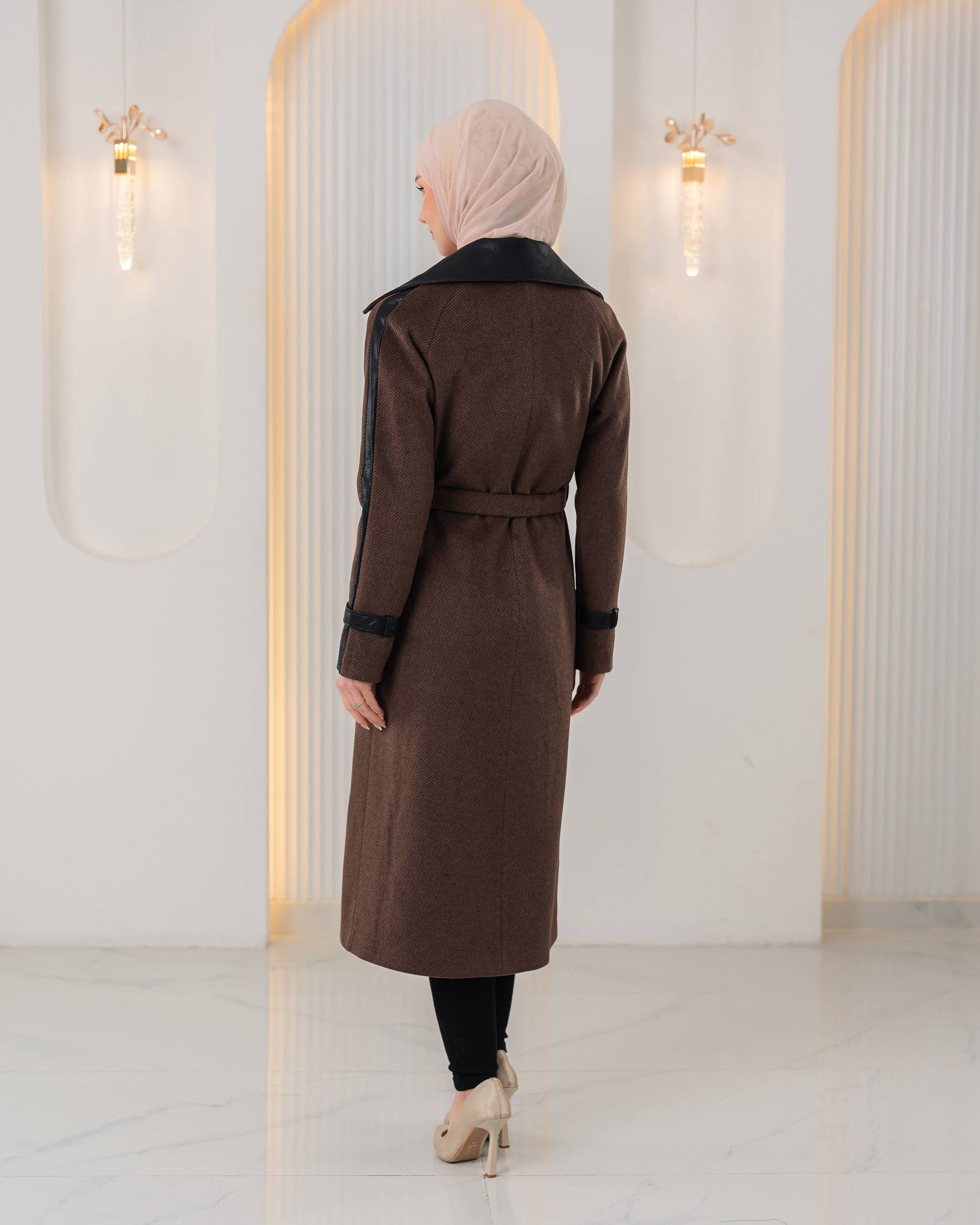 Trenchcoat aus texturiertem Stoff mit Leder-Details und Fellfutter 1394 - Braun