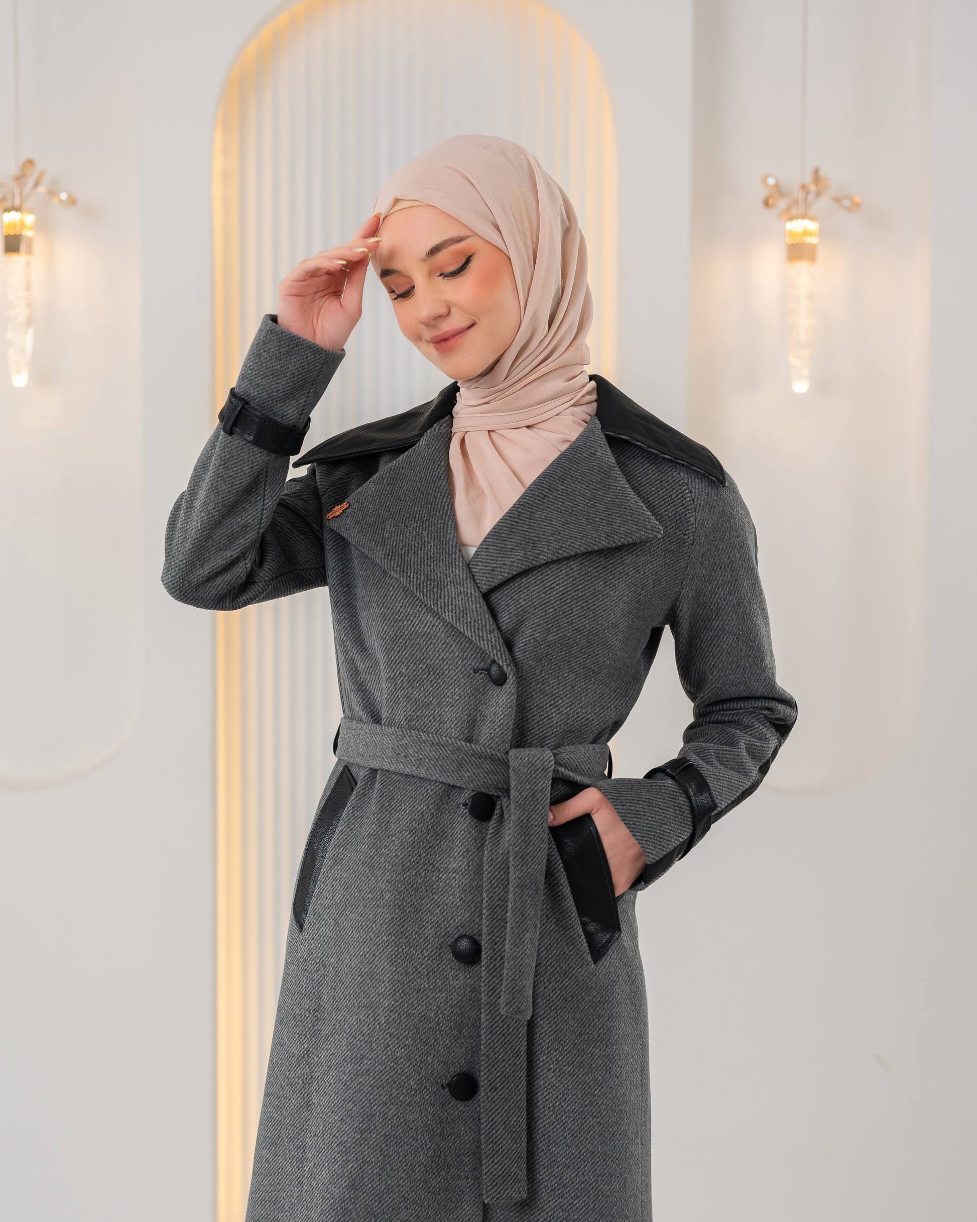 Trenchcoat aus texturiertem Stoff mit Leder-Details und Fellfutter 1394 - Grau