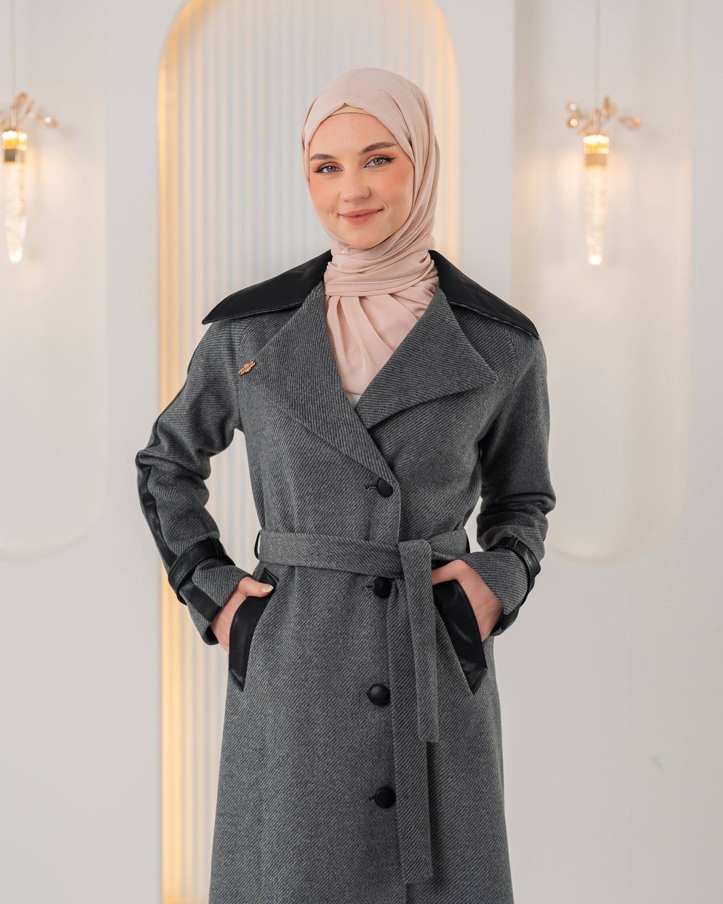 Trenchcoat aus texturiertem Stoff mit Leder-Details und Fellfutter 1394 - Grau