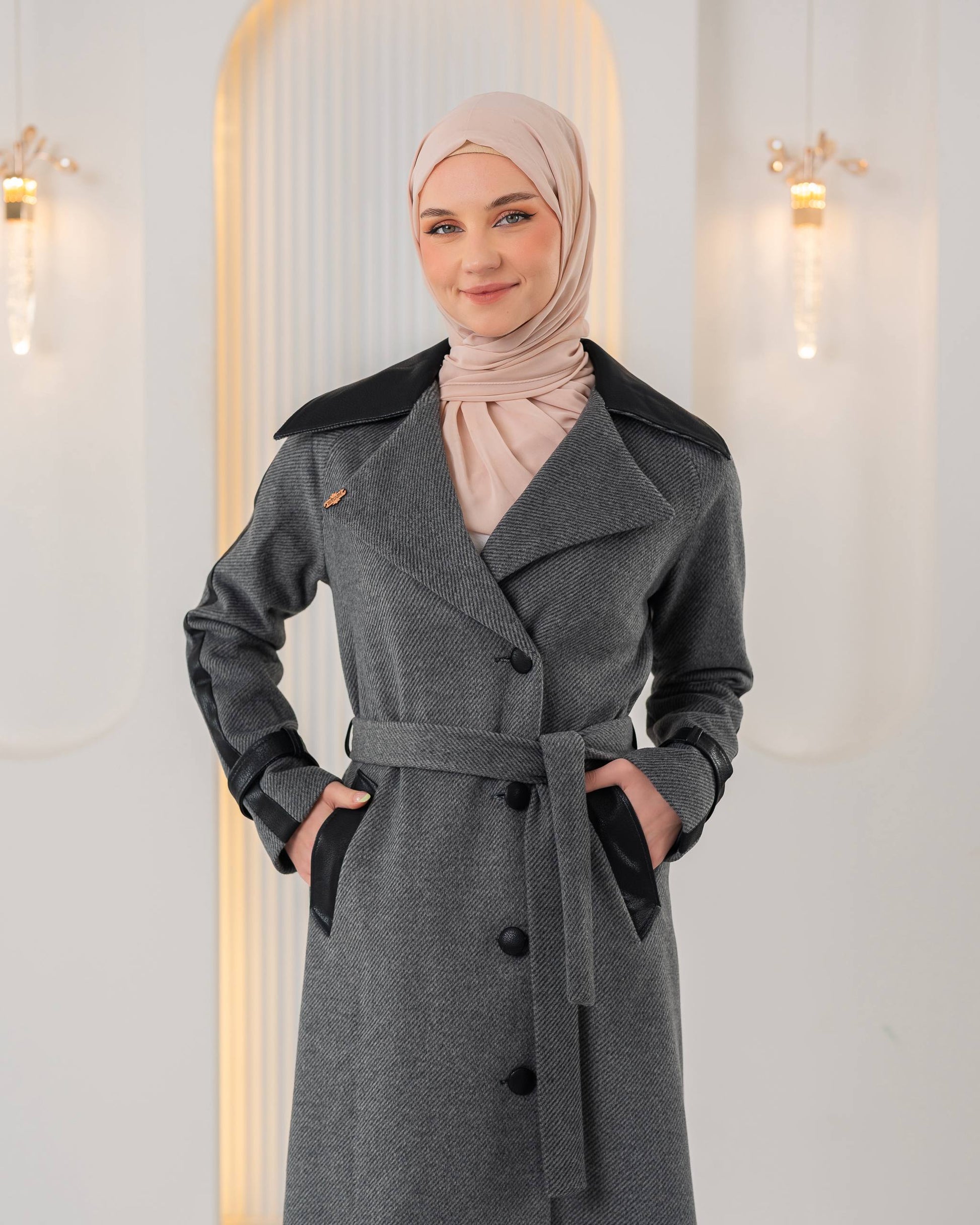 Trenchcoat aus texturiertem Stoff mit Leder-Details und Fellfutter 1394 - Grau