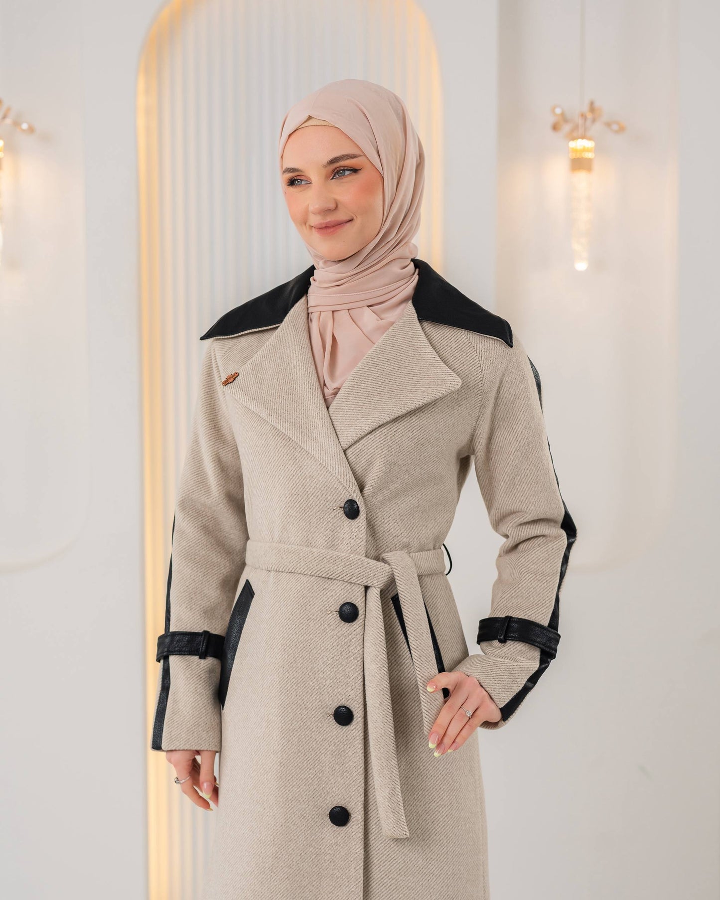 Trenchcoat aus texturiertem Stoff mit Leder-Details und Fellfutter 1394 - Beige