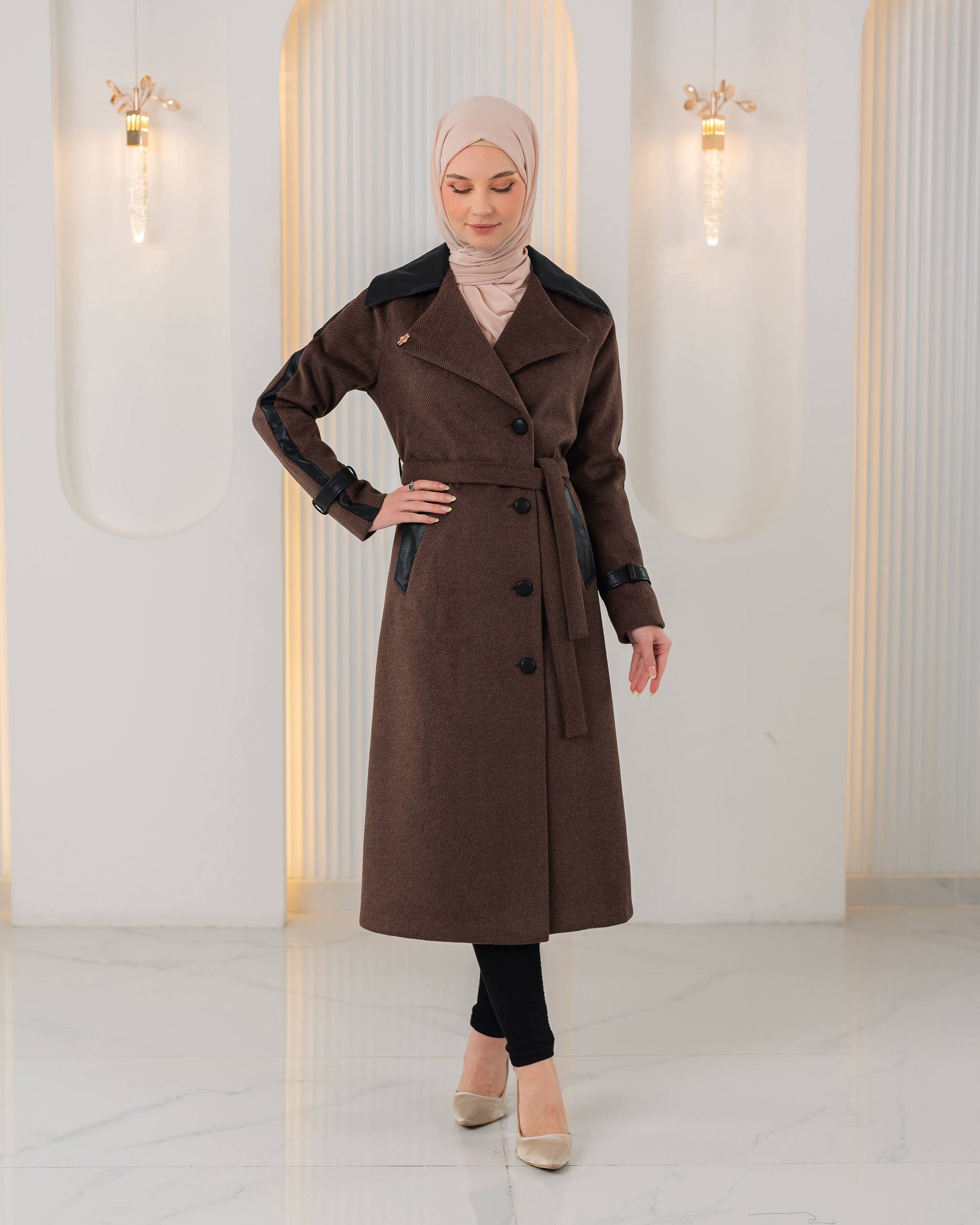 Trenchcoat aus texturiertem Stoff mit Leder-Details und Fellfutter 1394 - Braun