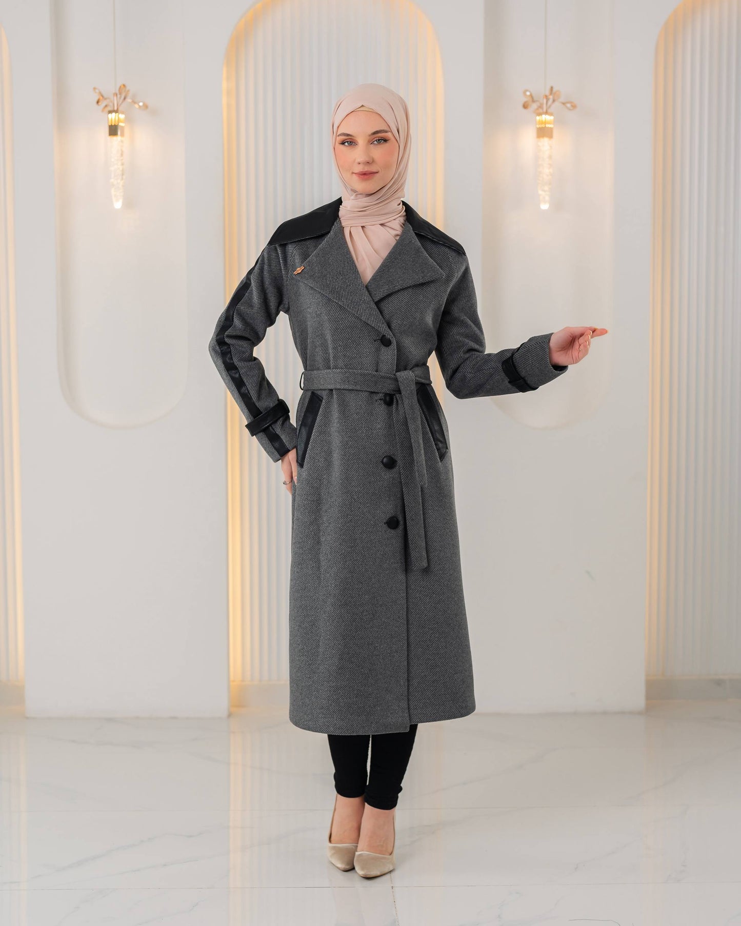 Trenchcoat aus texturiertem Stoff mit Leder-Details und Fellfutter 1394 - Grau