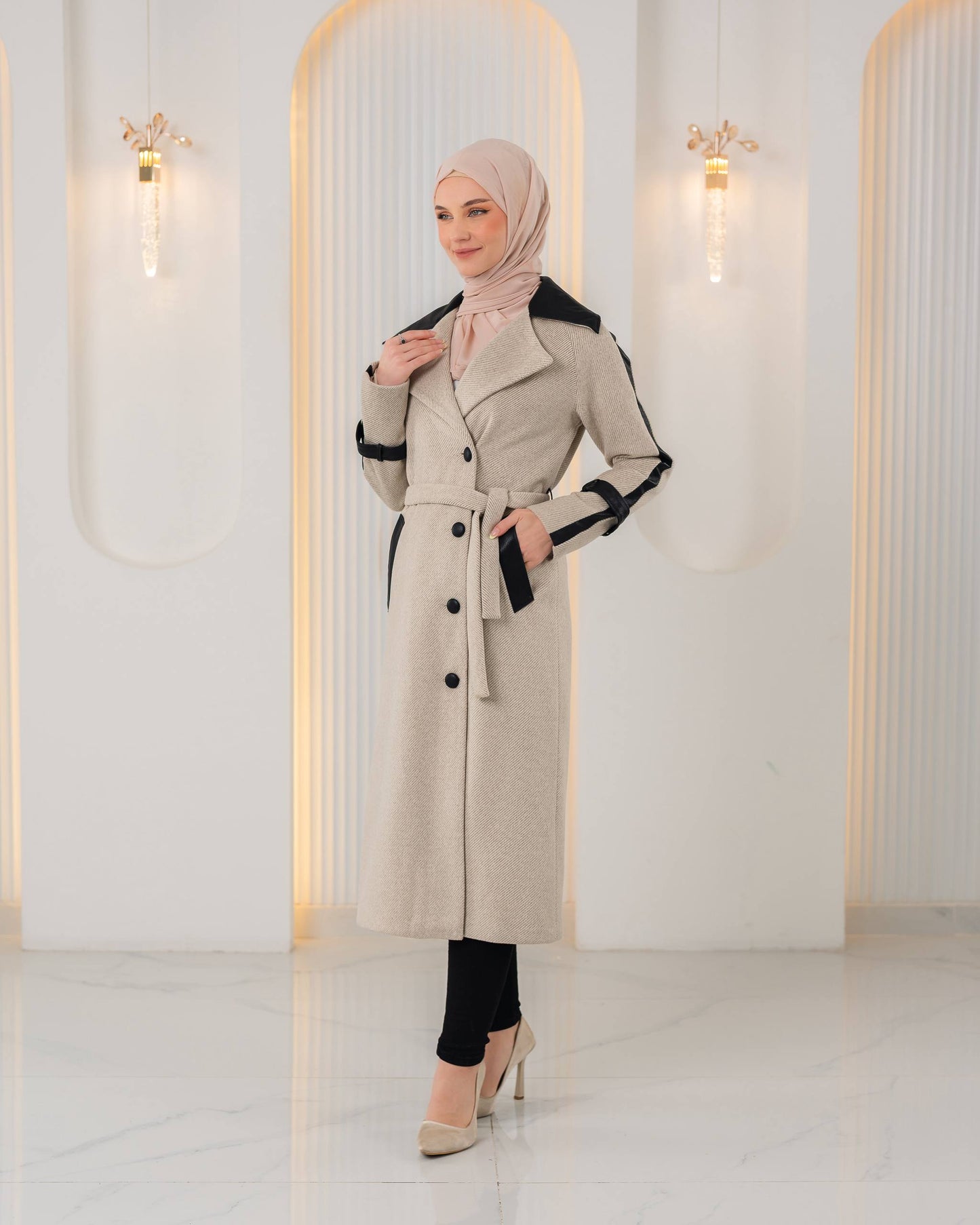 Trenchcoat aus texturiertem Stoff mit Leder-Details und Fellfutter 1394 - Beige