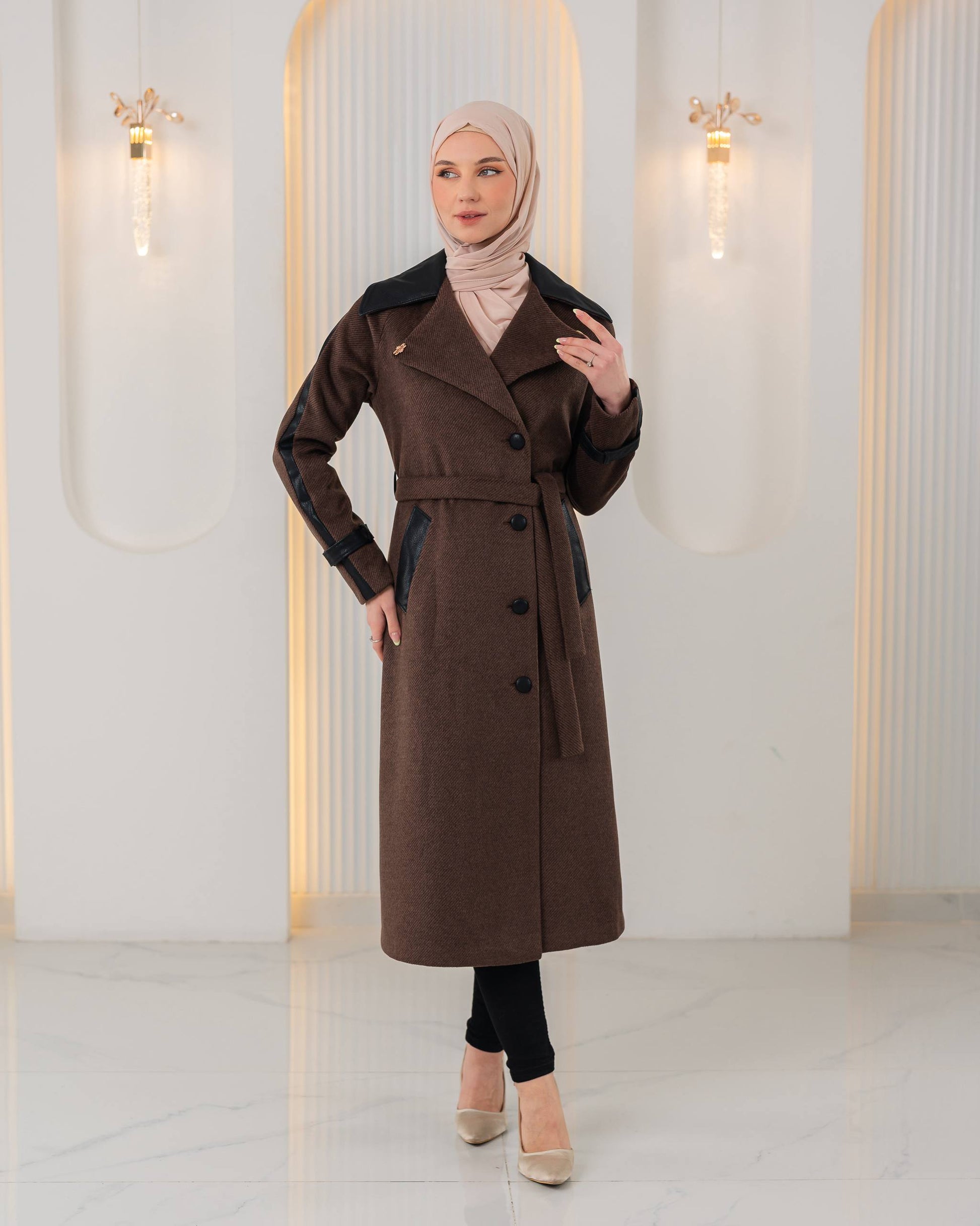 Trenchcoat aus texturiertem Stoff mit Leder-Details und Fellfutter 1394 - Braun