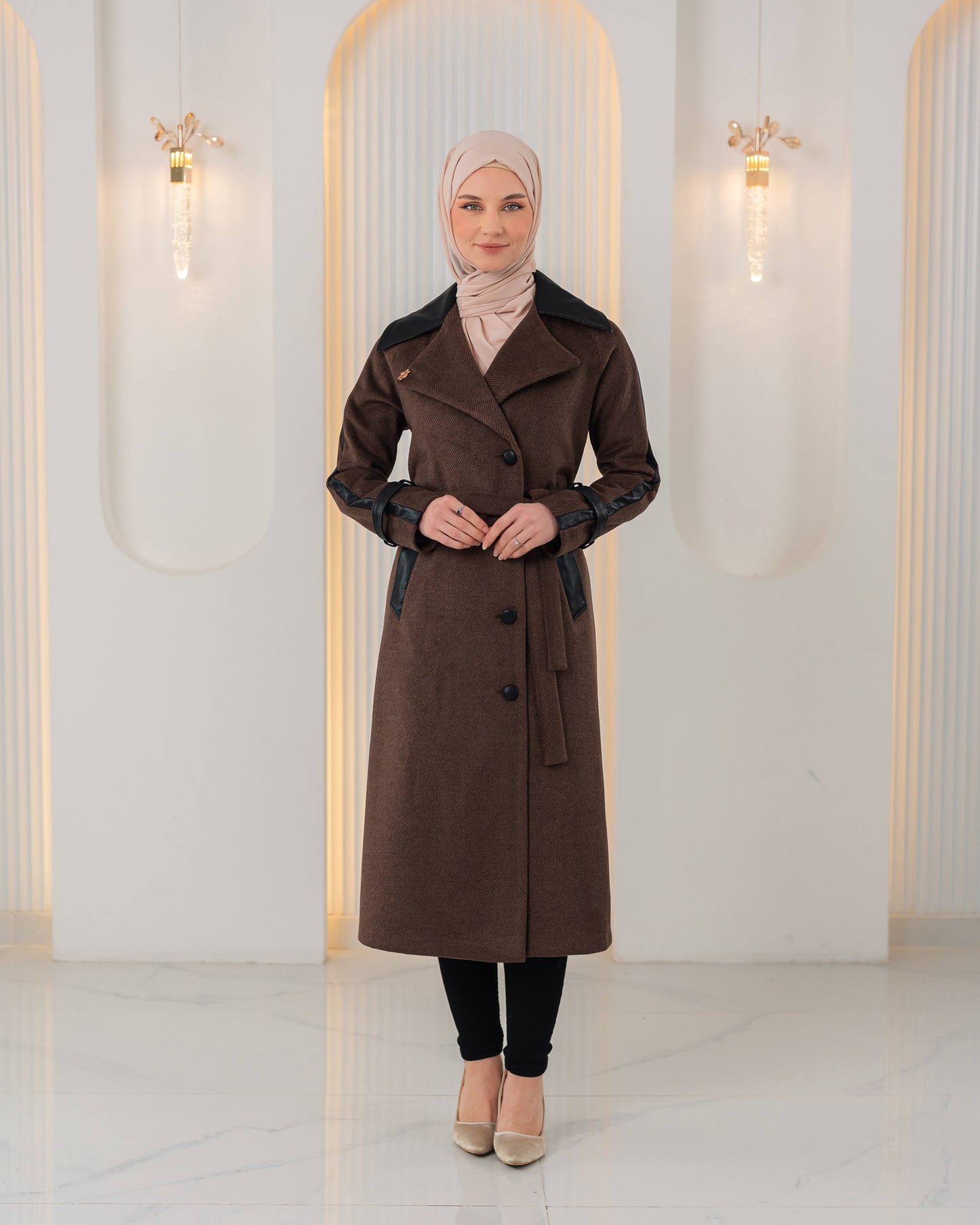 Trenchcoat aus texturiertem Stoff mit Leder-Details und Fellfutter 1394 - Braun