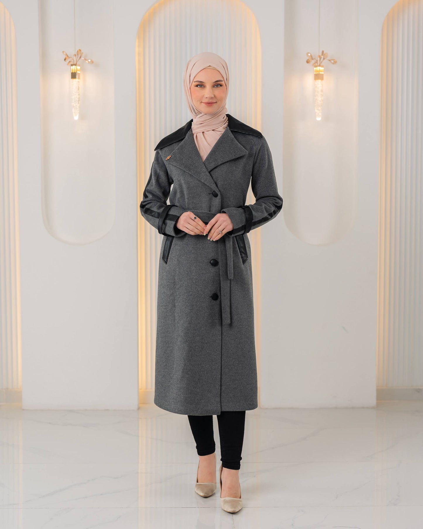 Trenchcoat aus texturiertem Stoff mit Leder-Details und Fellfutter 1394 - Grau