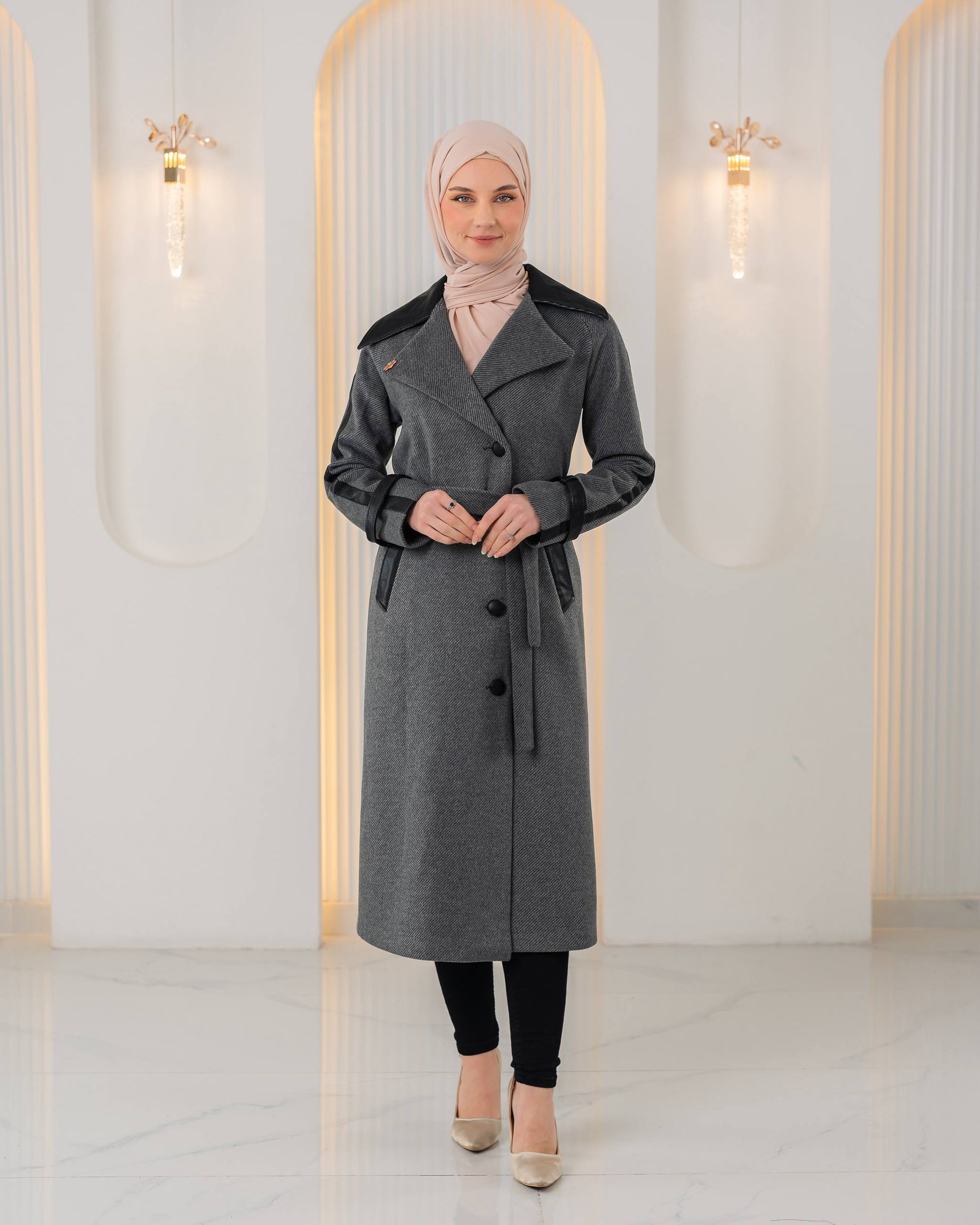 Trenchcoat aus texturiertem Stoff mit Leder-Details und Fellfutter 1394 - Grau