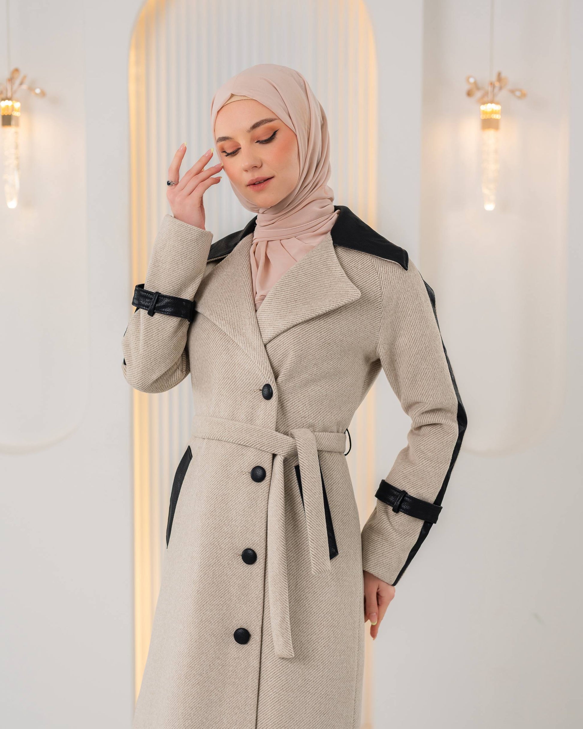 Trenchcoat aus texturiertem Stoff mit Leder-Details und Fellfutter 1394 - Beige