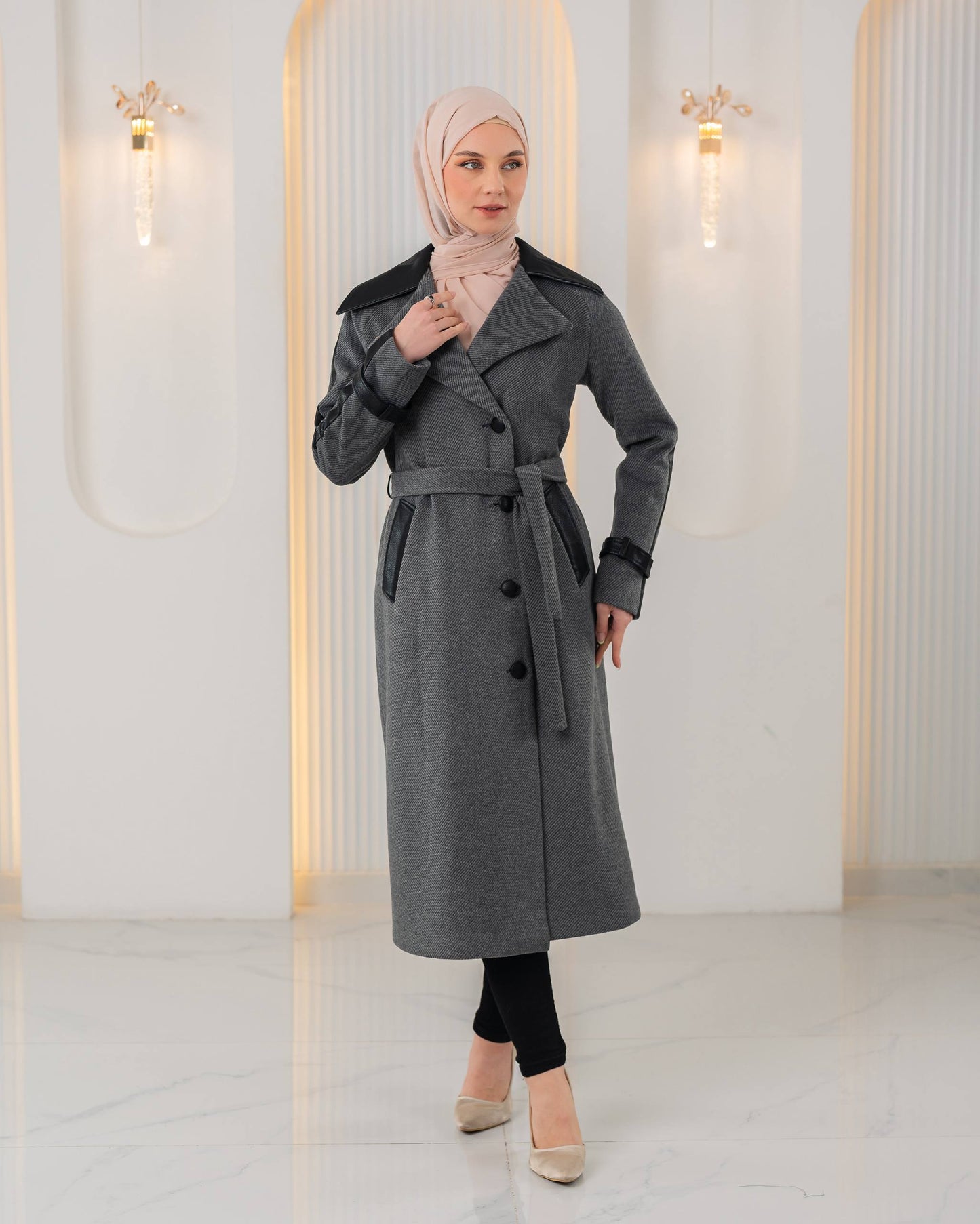 Trenchcoat aus texturiertem Stoff mit Leder-Details und Fellfutter 1394 - Grau