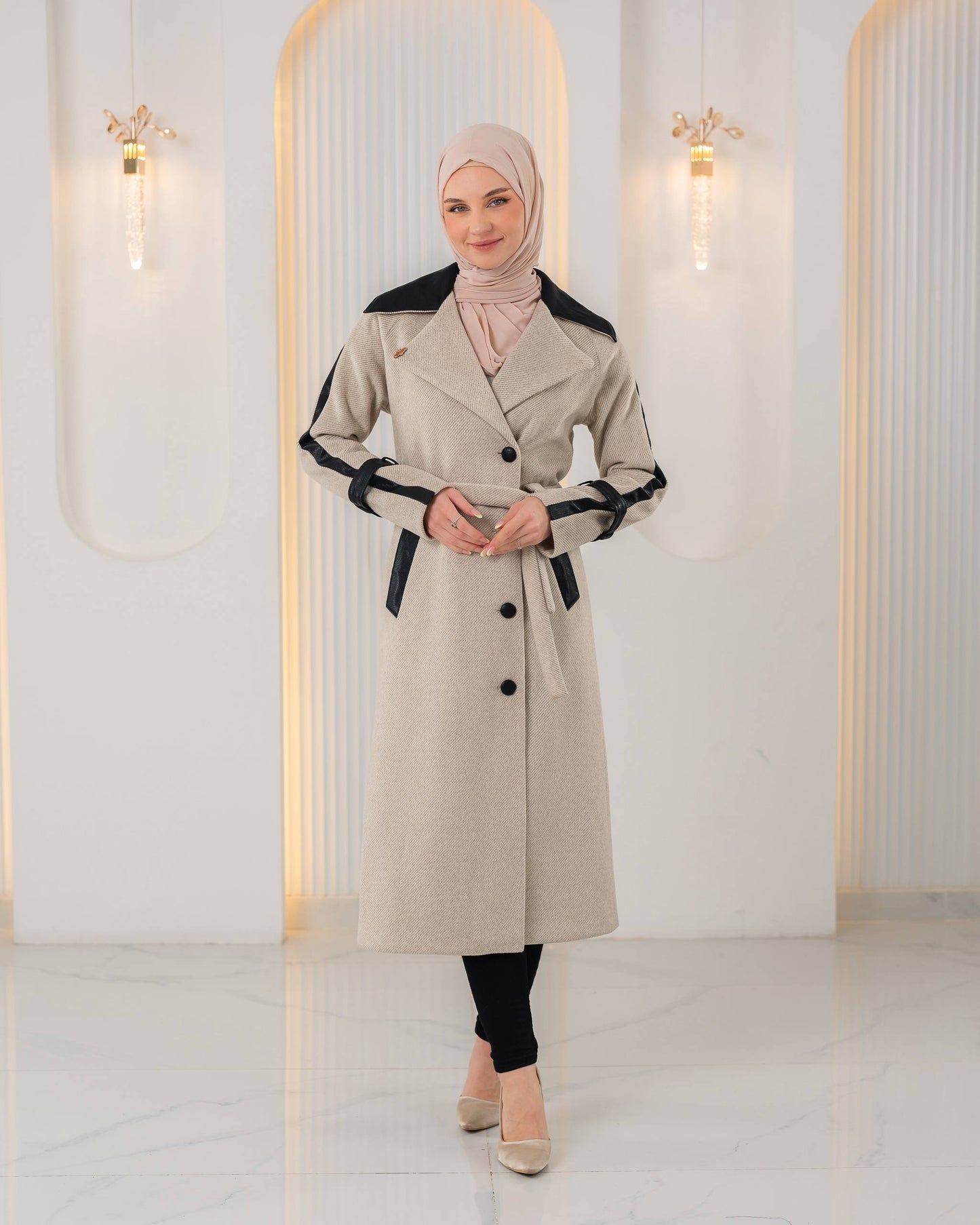 Trenchcoat aus texturiertem Stoff mit Leder-Details und Fellfutter 1394 - Beige