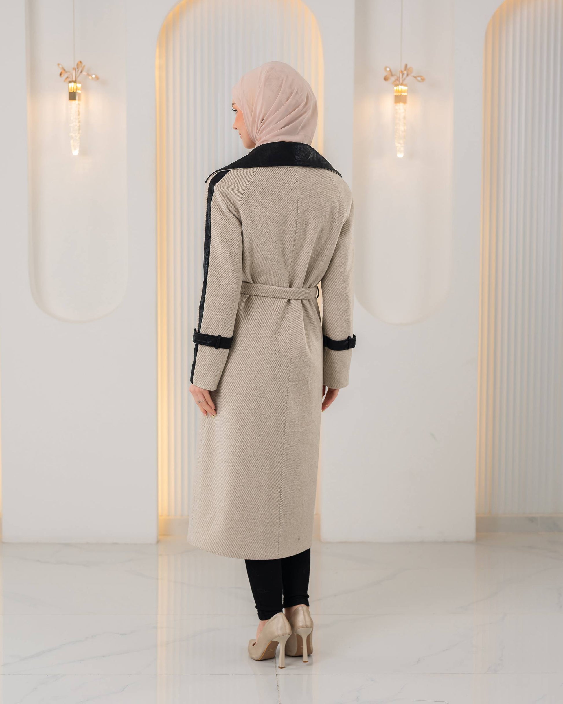 Trenchcoat aus texturiertem Stoff mit Leder-Details und Fellfutter 1394 - Beige