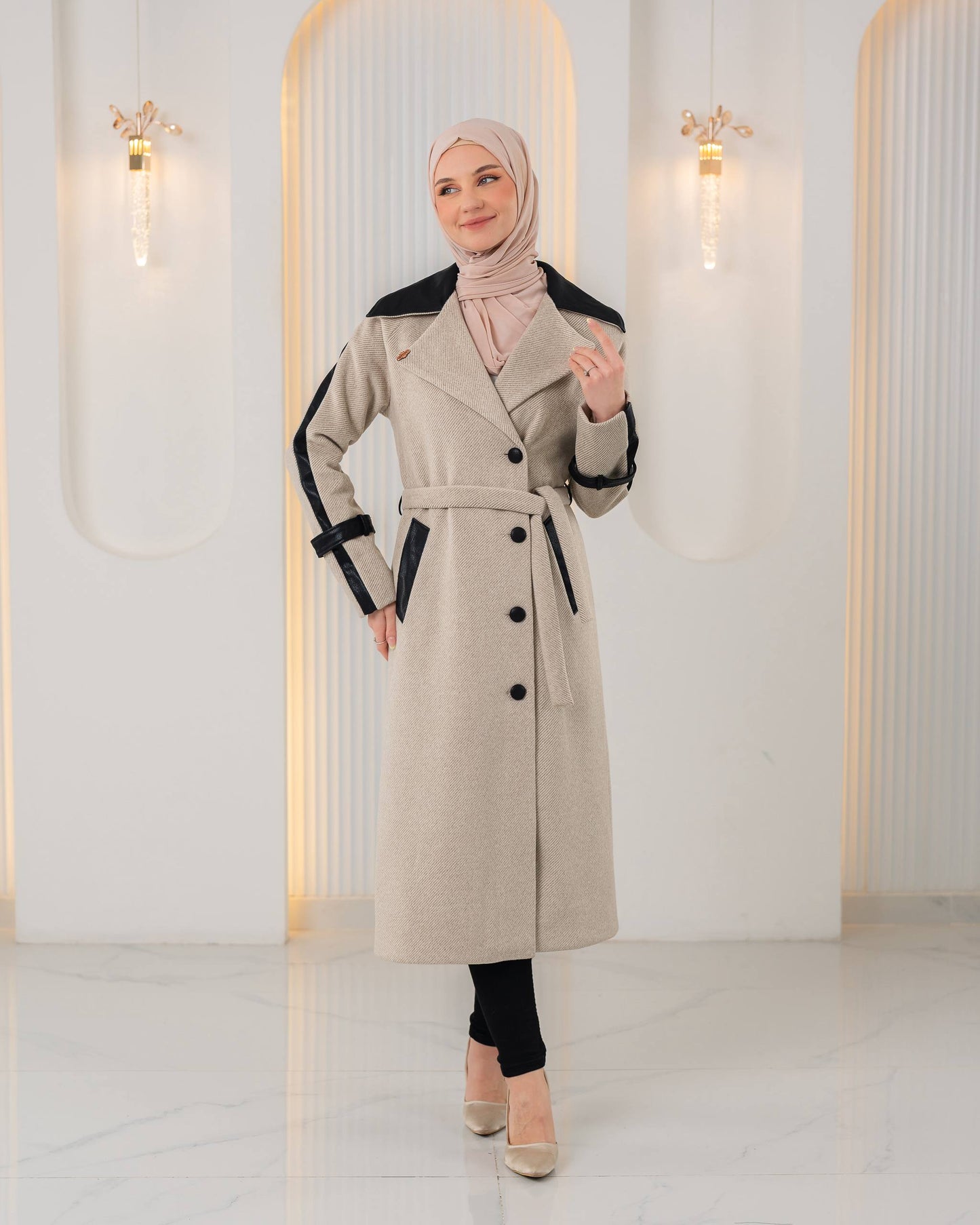 Trenchcoat aus texturiertem Stoff mit Leder-Details und Fellfutter 1394 - Beige