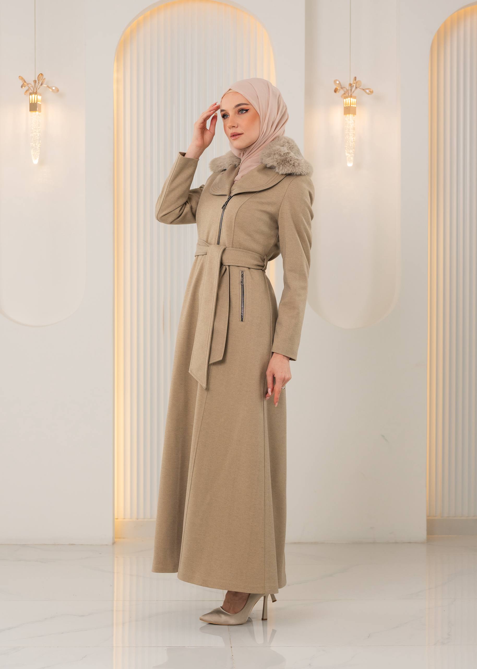 Langer Wintermantel mit Reißverschluss und Fellkragen 1393 - Beige