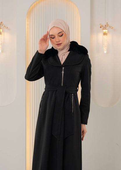 Langer Wintermantel mit Reißverschluss und Fellkragen 1393 - Schwarz