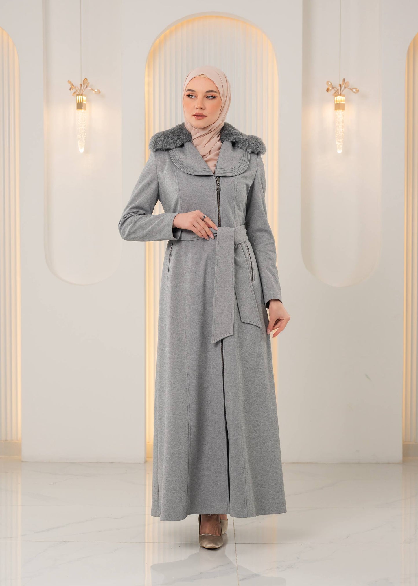 Langer Wintermantel mit Reißverschluss und Fellkragen 1393 - Grau