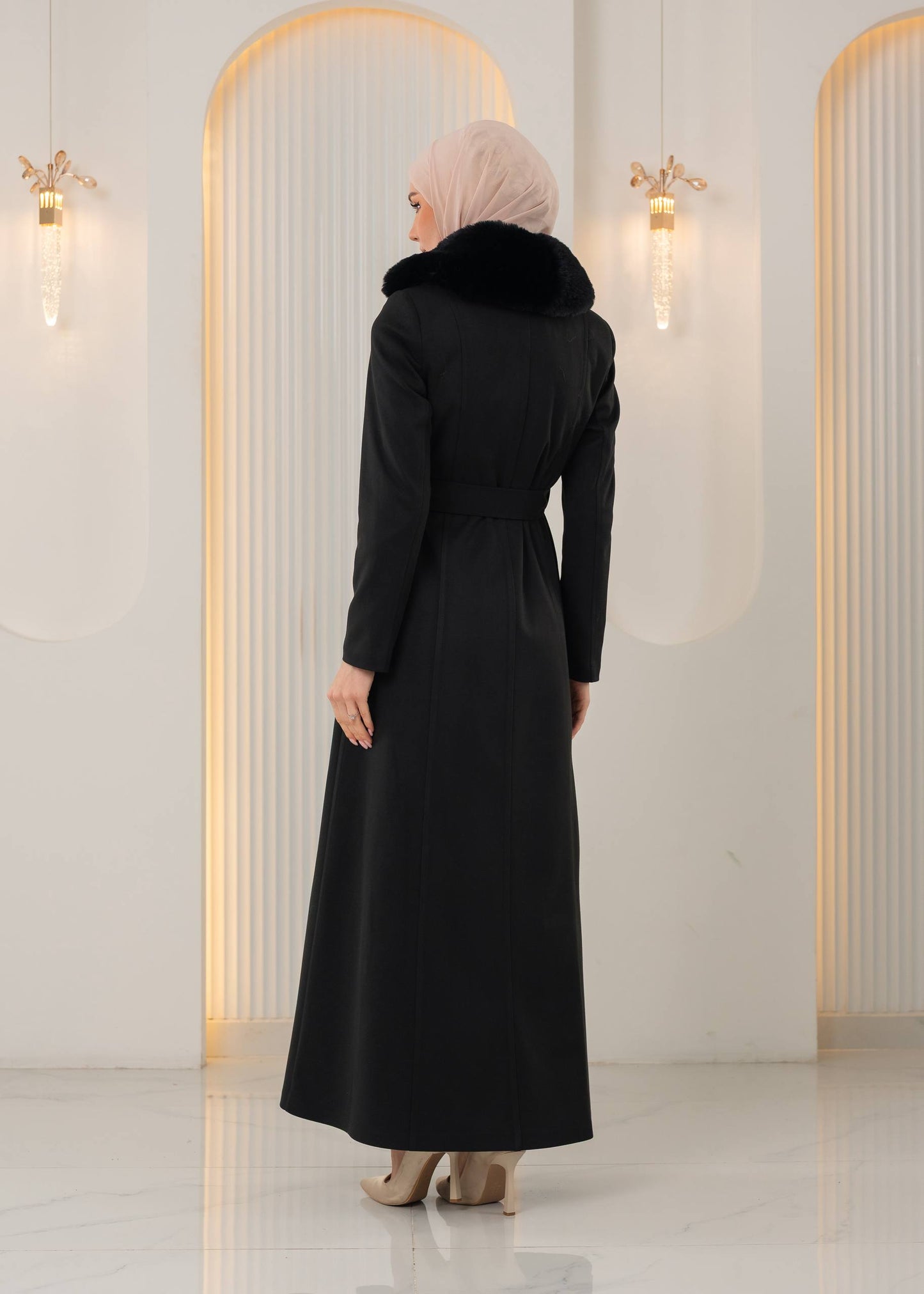 Langer Wintermantel mit Reißverschluss und Fellkragen 1393 - Schwarz