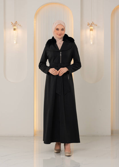 Langer Wintermantel mit Reißverschluss und Fellkragen 1393 - Schwarz