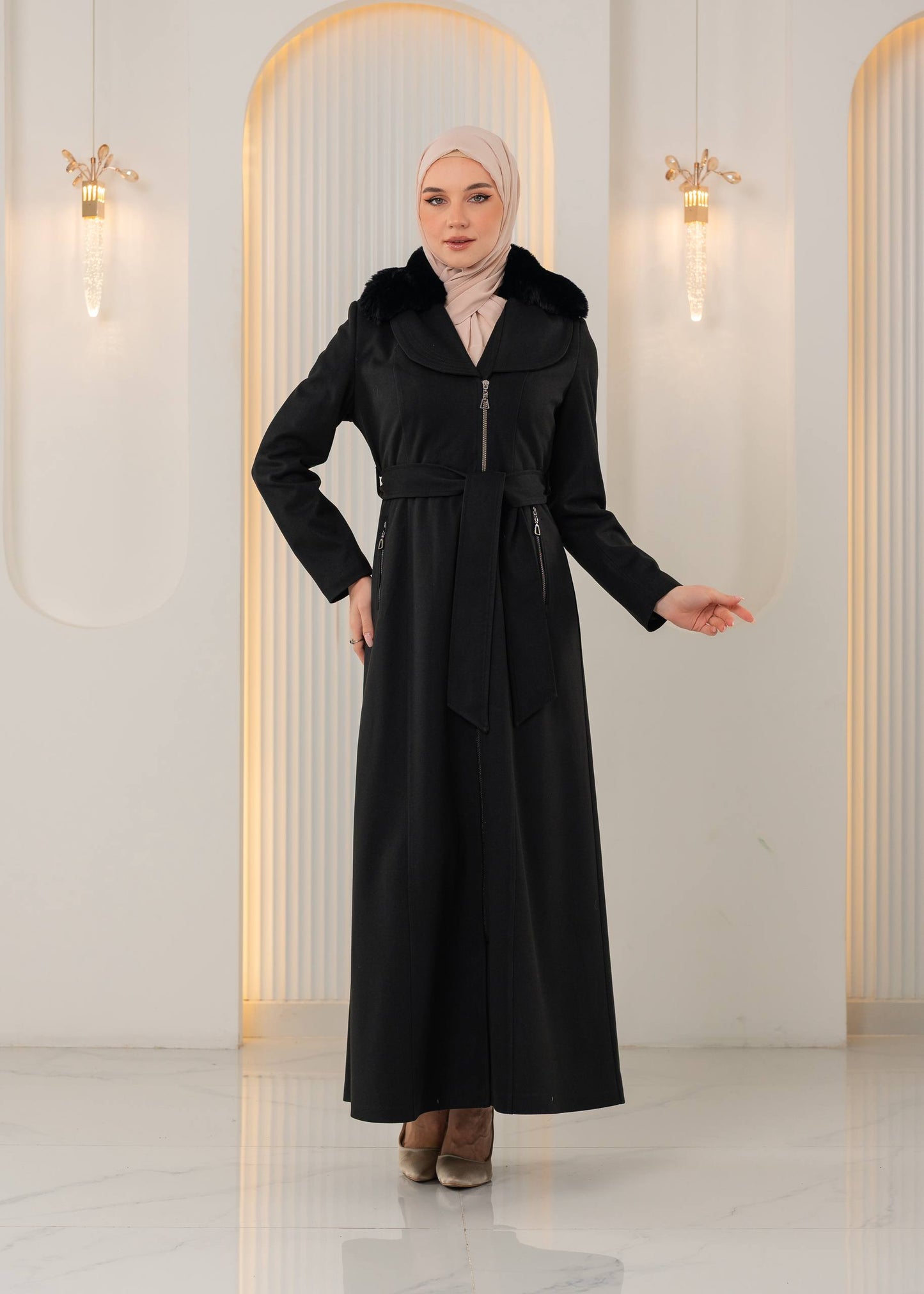 Langer Wintermantel mit Reißverschluss und Fellkragen 1393 - Schwarz