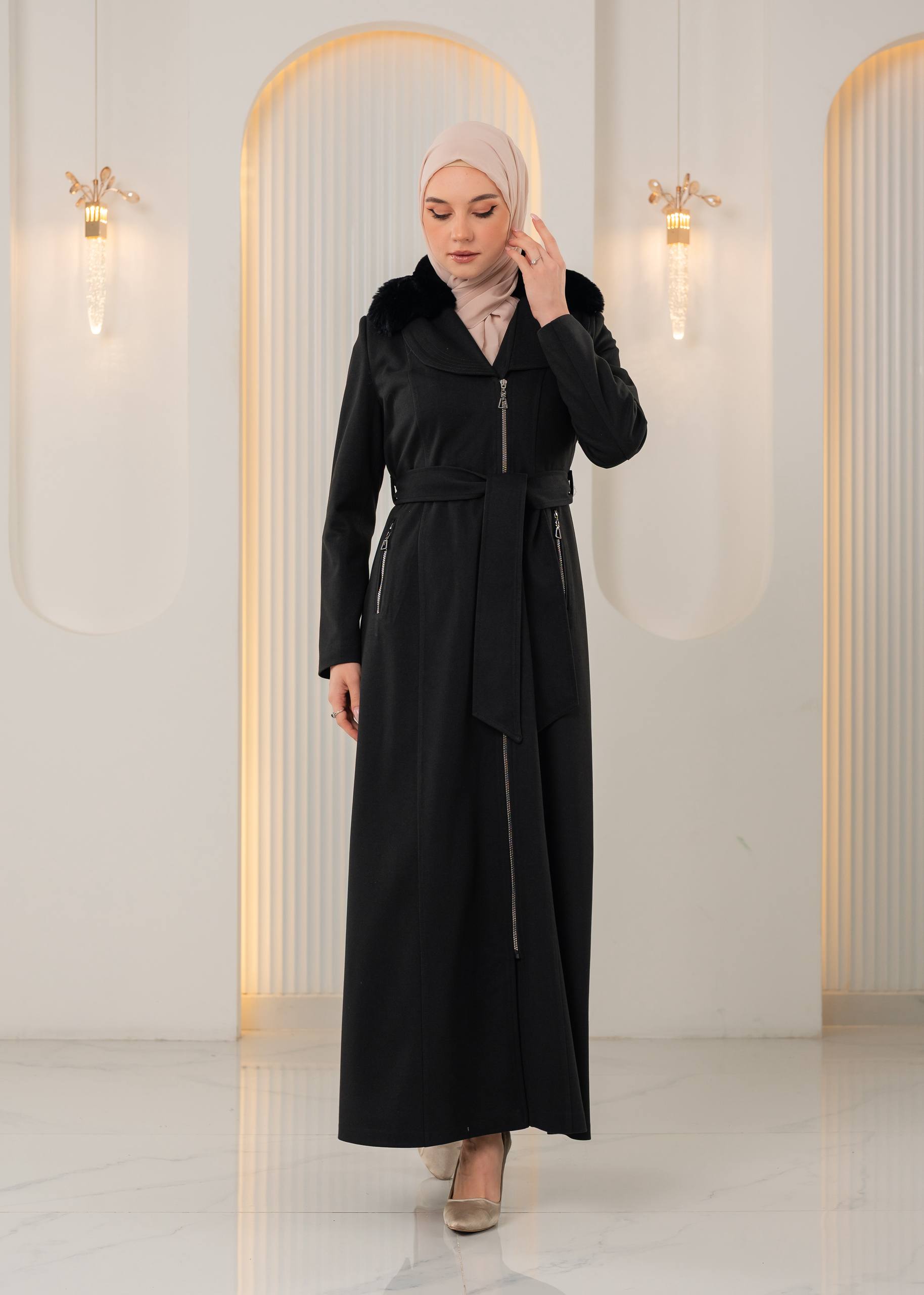 Langer Wintermantel mit Reißverschluss und Fellkragen 1393 - Schwarz