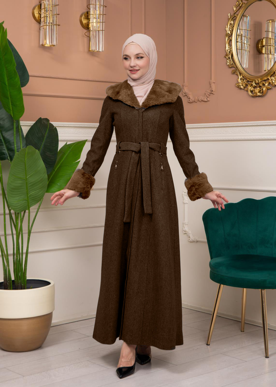 Langer Wollmantel mit Vollpelzkapuze und Pelzärmeln 1360 - Braun